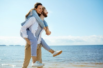 illustrasjonsbilde av par på stranden.